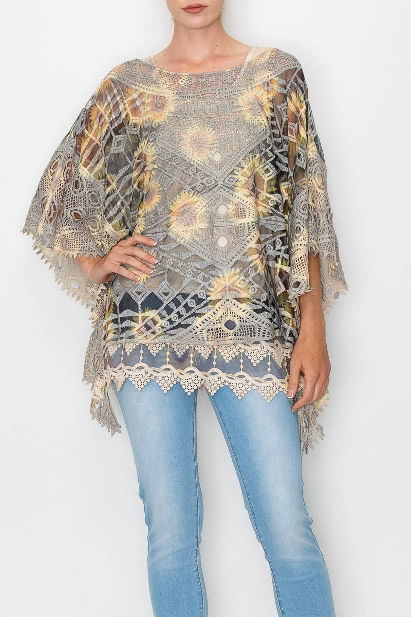 Origami Apparel ~  Lace and Crochet inspired – Großhandel Bluse – Damen – Aufwendig gehäkeltes Poncho-Top mit geometrischen Stickdetails -1139 NAT/BK SUN FL5