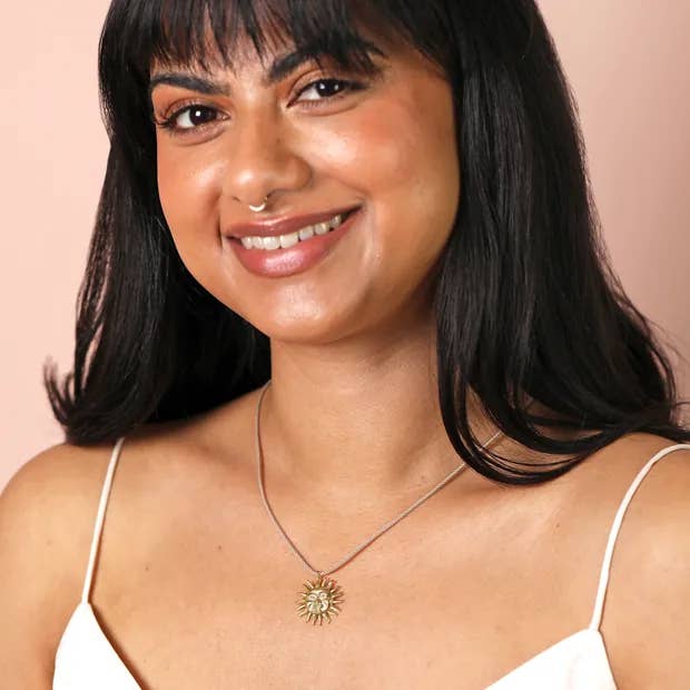 Lisa Angel - Vente Colliers à pendentif - Collier pendentif visage de soleil en corde beige avec poulie en or3