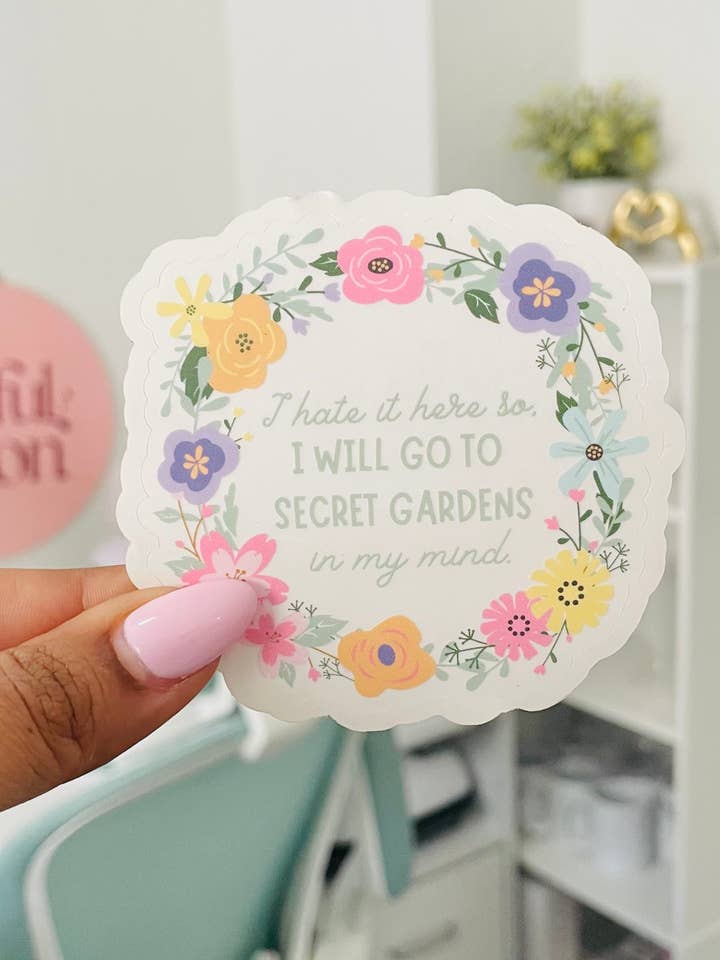 Autocollant transparent Secret Gardens pour la vente par Helle Company