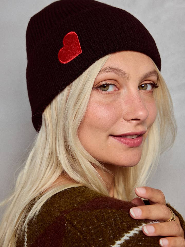 Enfärgad mössa med rött hjärta MJ221SD för wholesale av BYREN | ÉLINE L'ATELIER
