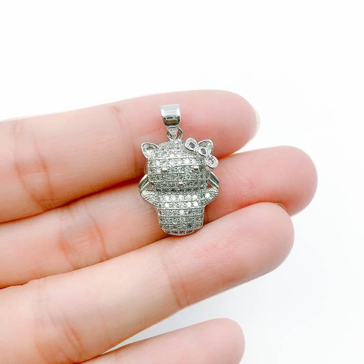 Ciondolo Hello Kitty in argento con micro pavé in zirconia cubica, ciondolo a forma di gatto, CP1255 e ulteriori Risultati per gioielli hello kitty all'ingrosso. Resi gratuiti e termini di pagamento a 60 giorni su Faire in tendenza su Faire.