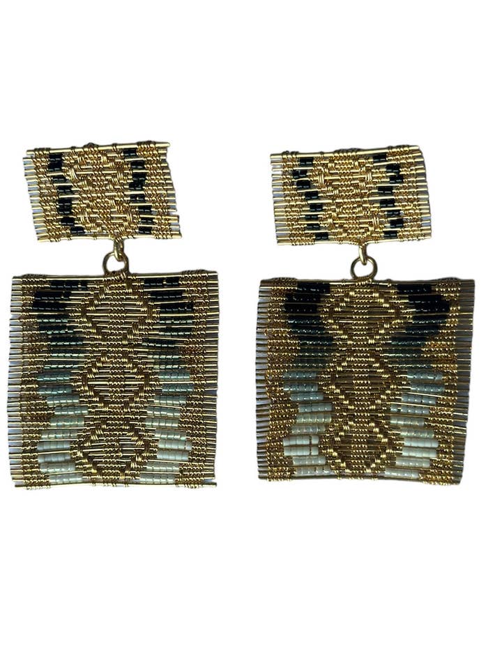 Boucles d'oreilles en forme de vague tissées à la main en fil de fer et perles (noir/gris) pour la vente par Mayana Designs Co