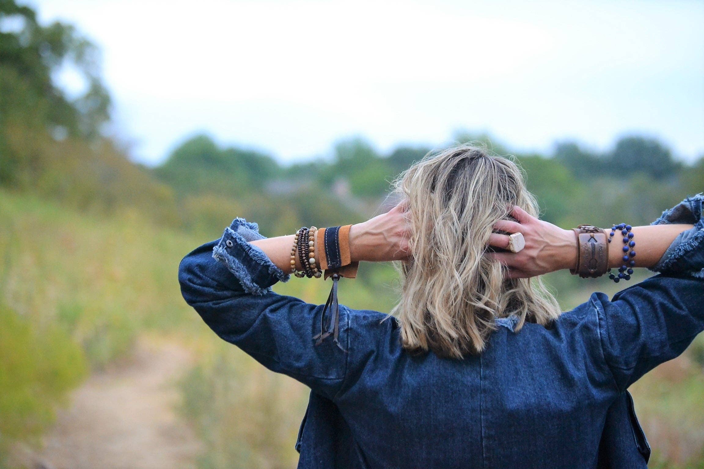 The Jewelry Junkie – Großhandel Perlenarmband – Dreireihiges Armband aus mattiertem blauem Lapis 240 l1