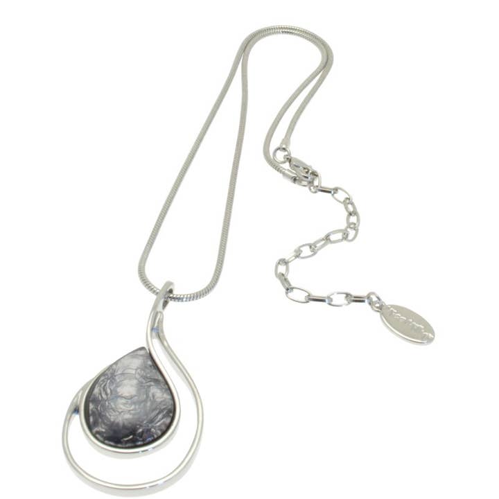 Collier en feuille grise pour la vente par Miss Milly Limited