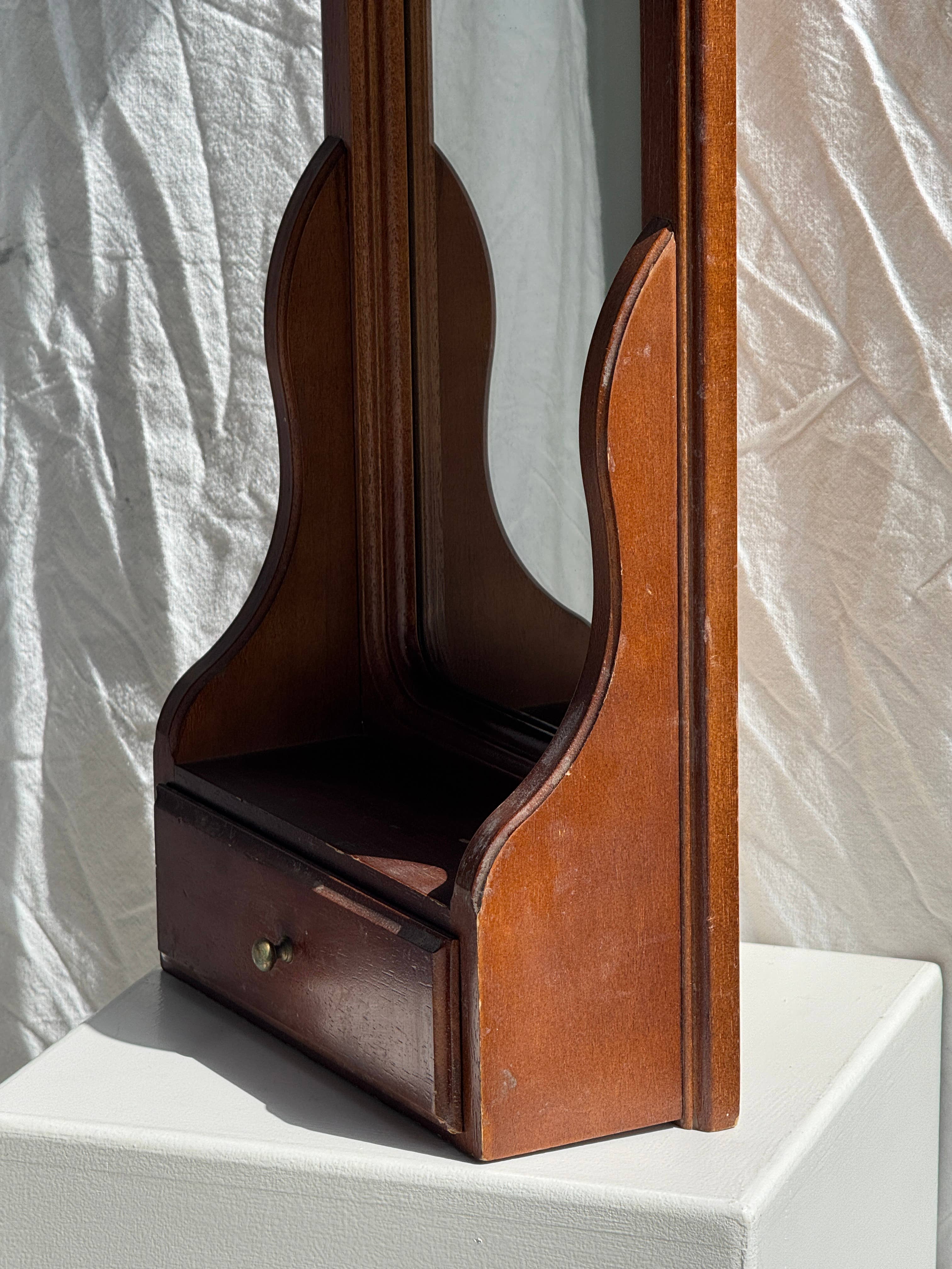 Office Objets - Wholesale Wall Mirror - Rounded mirror with a brown wooden drawer H677