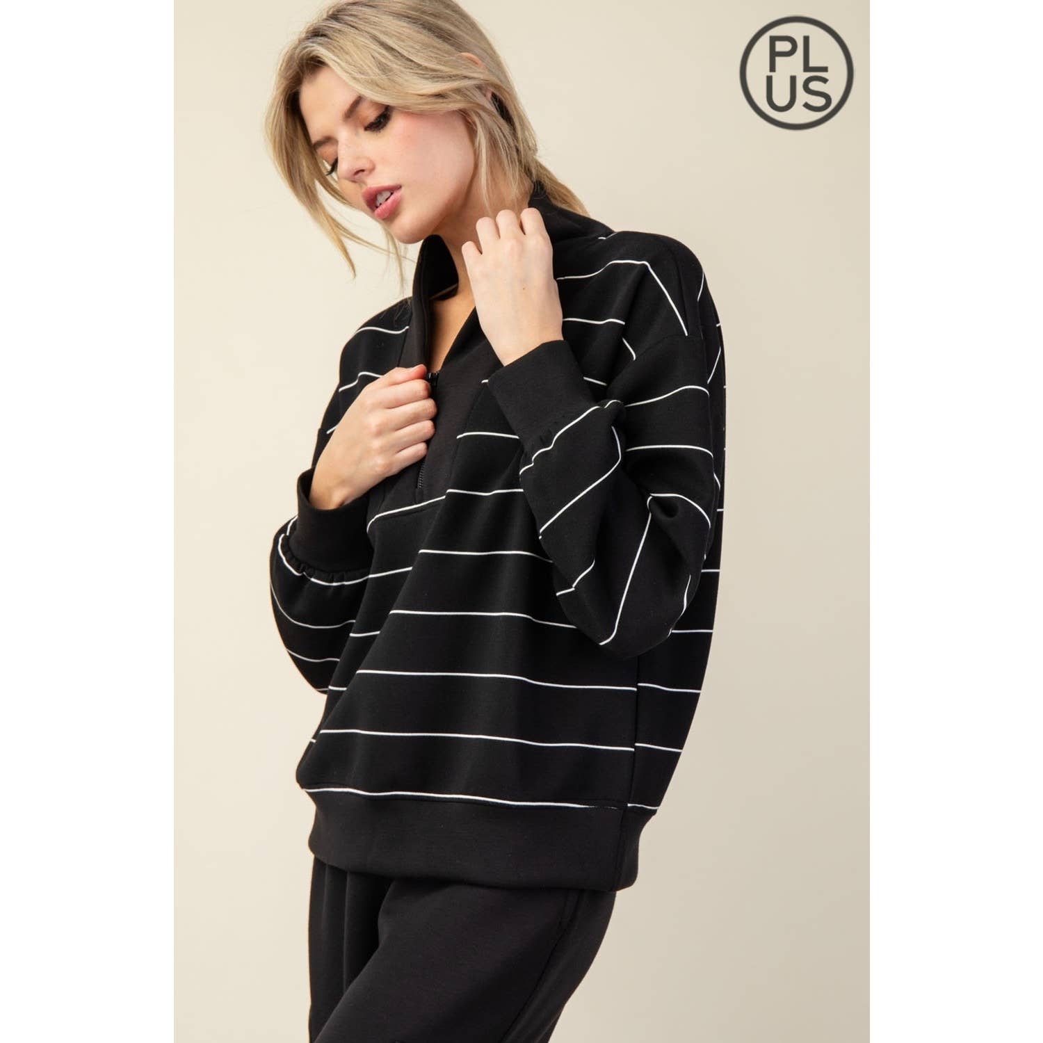 Rae Mode - Vendita all'ingrosso Felpa - Donna - GIACCA SCUBA A RIGHE IN MODAL TAGLIA FORTE CON SCOLLO A V15