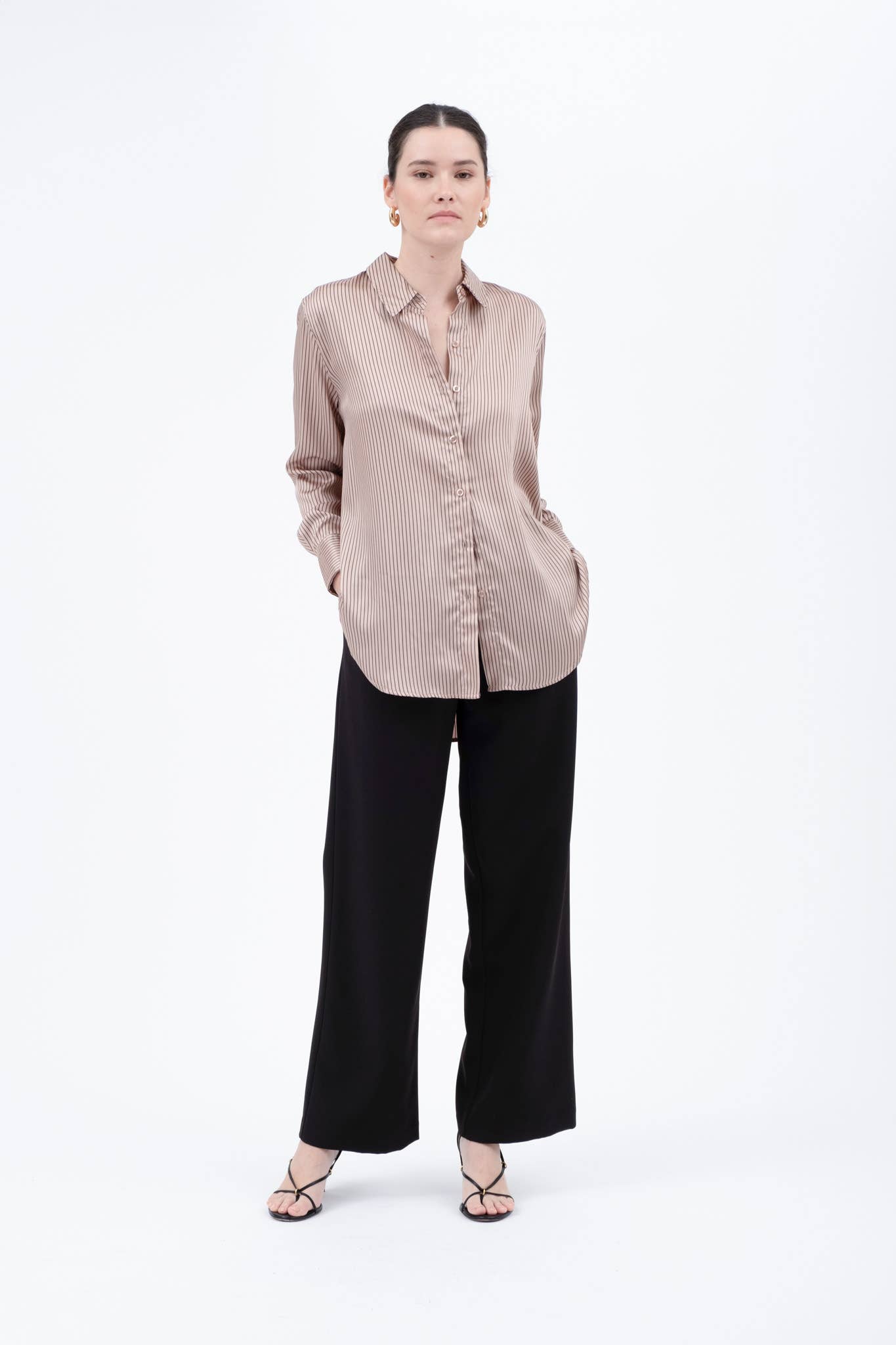 The Workshop Studio - Vente Chemisier – femme - CHEMISIER SATINÉ À MANCHES LONGUES À RAYURES FINES AVEC BOUTONS4