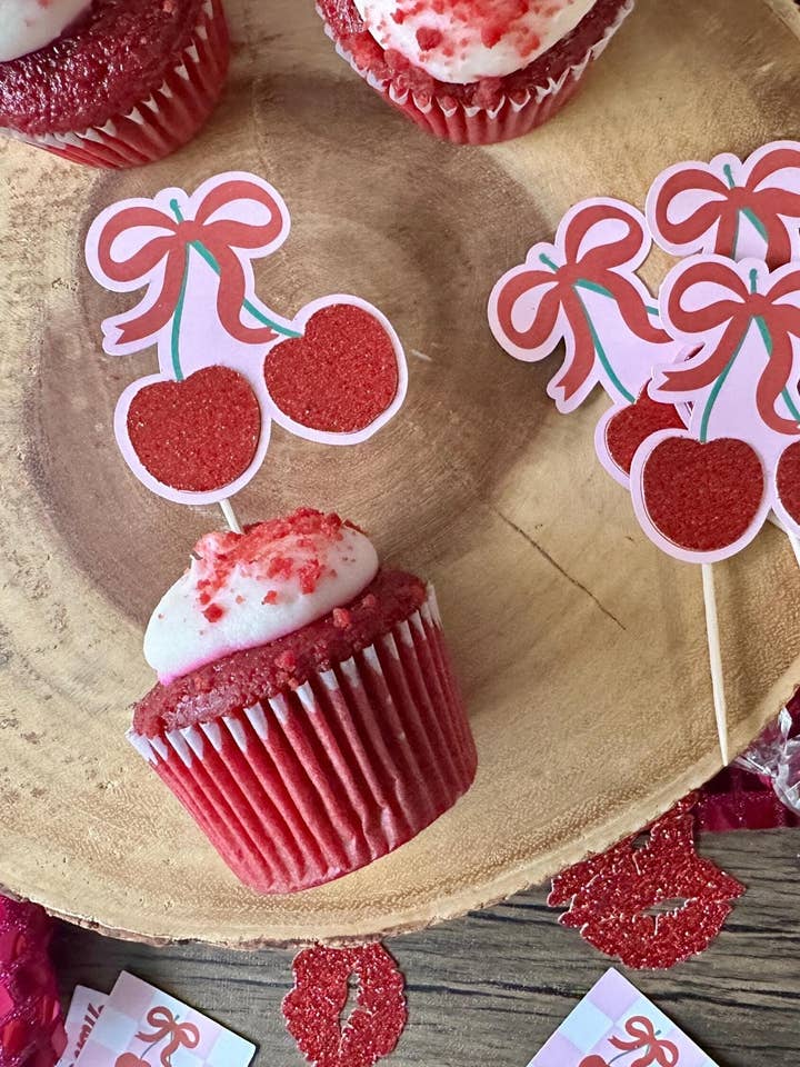 Kirsebær Cupcake Toppers (Antal: 6)| Mon Cheri Fest| Kirsebær På Toppen Dekoration| Hun Er Kirsebæret På Toppen Bach| Kirsebær På Toppen Fødselsdag| Mon Cheri Topper for engroshandel hos The Haus of Holly