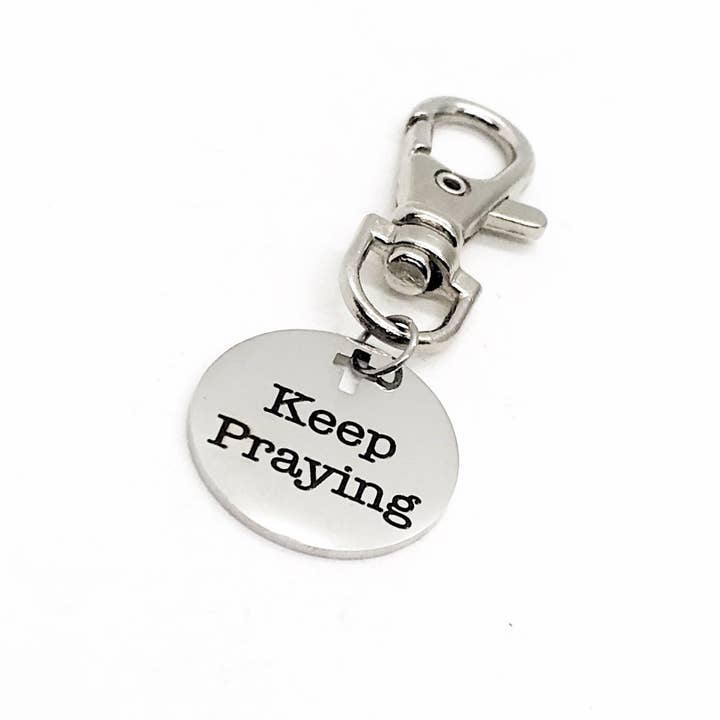 Ciondolo per borsa, fermaglio da borsa con scritta «Keep Praying», cerchio di preghiera, regalo per la vendita all'ingrosso da parte di JKCE Designs