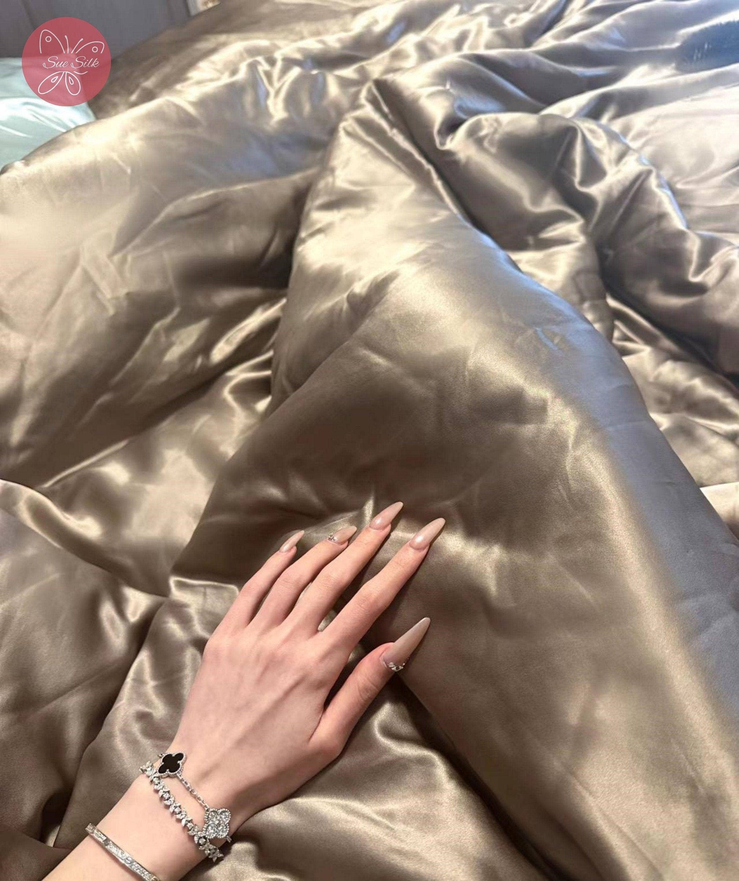 SueSilkHK – wholesale Sängkläder – Sofistikerat minimalistiskt sängset i satin i silvergrått, 4 delar – unikt krypterat vävstyg, idealisk inflyttningspresent för alla sängstorlekar3