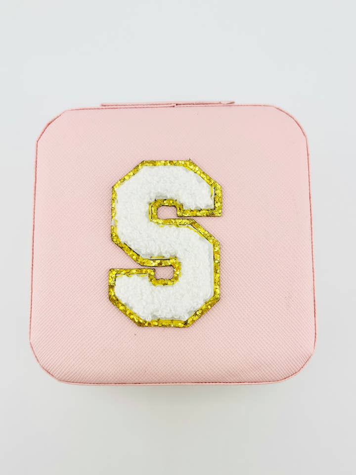 Estojo de joalharia de viagem Letter S em rosa por atacado de Bella Blu Designs