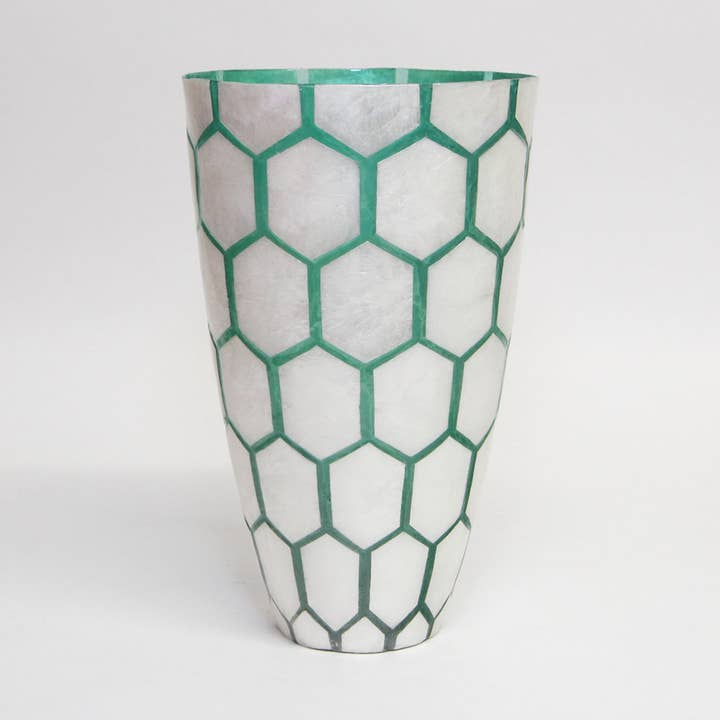 Vase en nacre sur fibre de verre Blanc et Turquoise pour la vente par Ithemba
