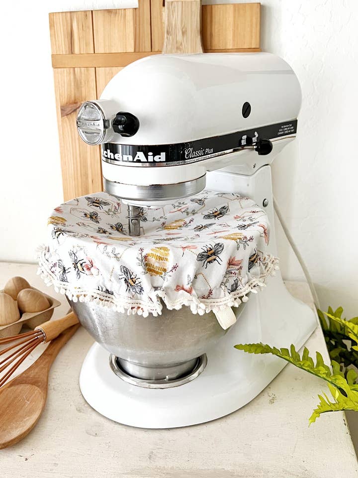 Housse de mixeur avec abeilles brodées pour la vente par Lavishly Vintage