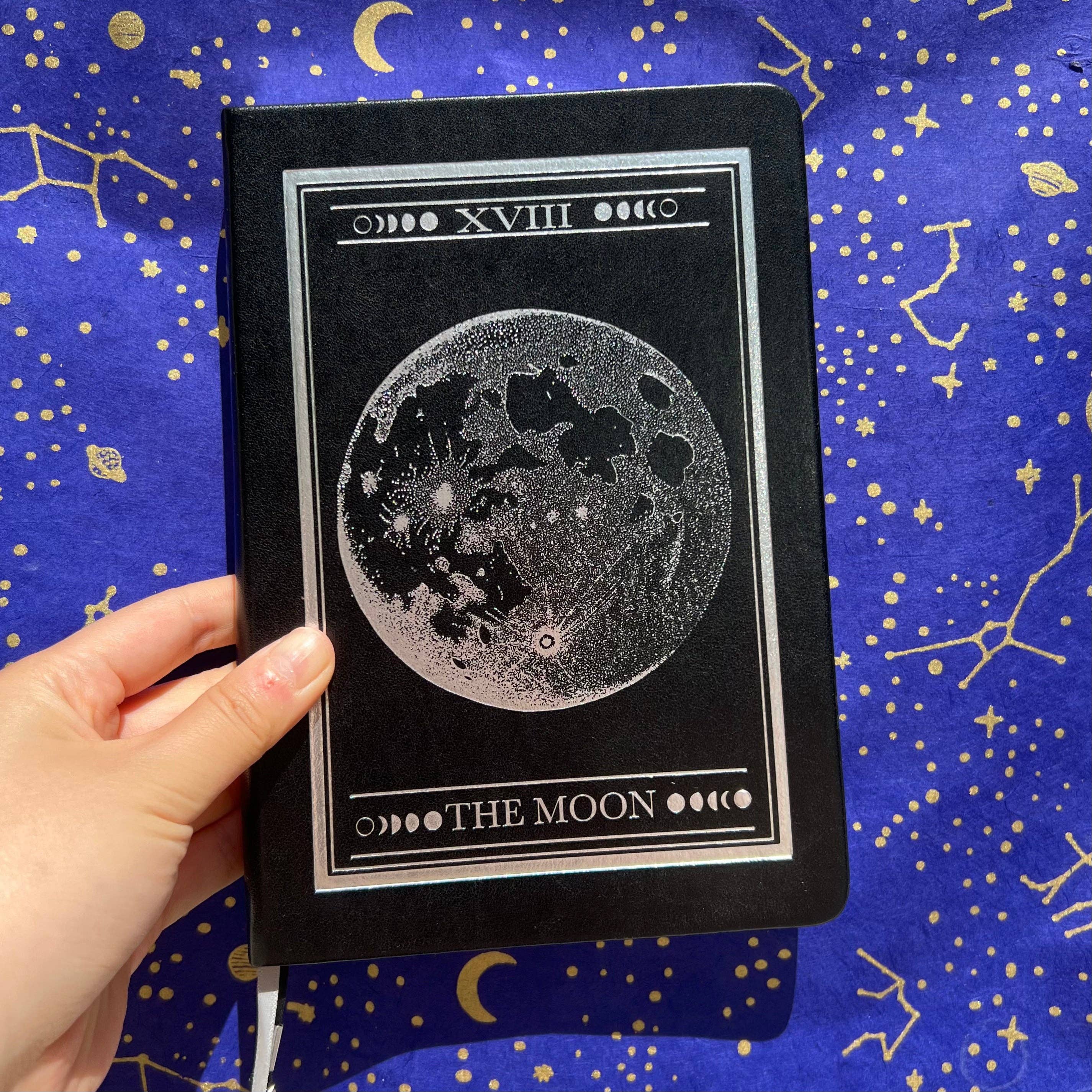 Odyssey Notebooks – Diário por atacado – JORNAL DE PAPEL PREMIUM A5 160GSM - A LUA - CALIGRAFIA ODISSÉIA X COOPER2