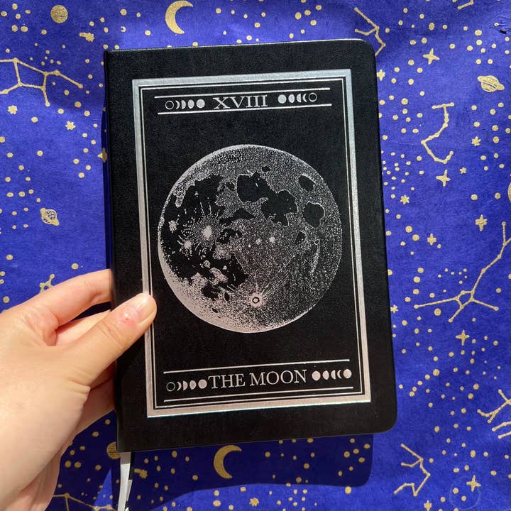 Odyssey Notebooks – Diário por atacado – JORNAL DE PAPEL PREMIUM A5 160GSM - A LUA - CALIGRAFIA ODISSÉIA X COOPER2