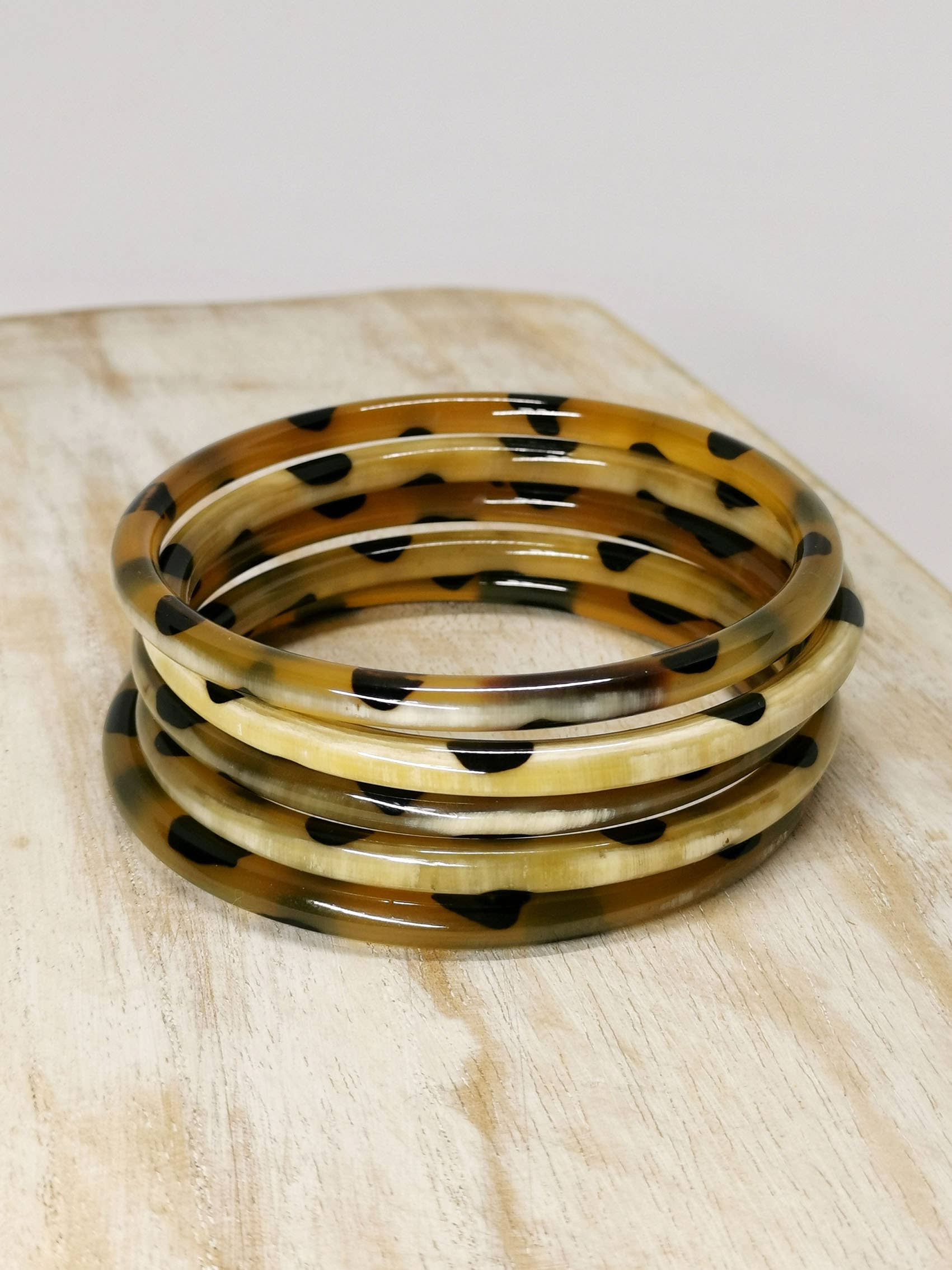 Nayda Diaries - Venta al por mayor Brazalete - Brazalete bicolor de cuerno dorado y diseño de leopardo1