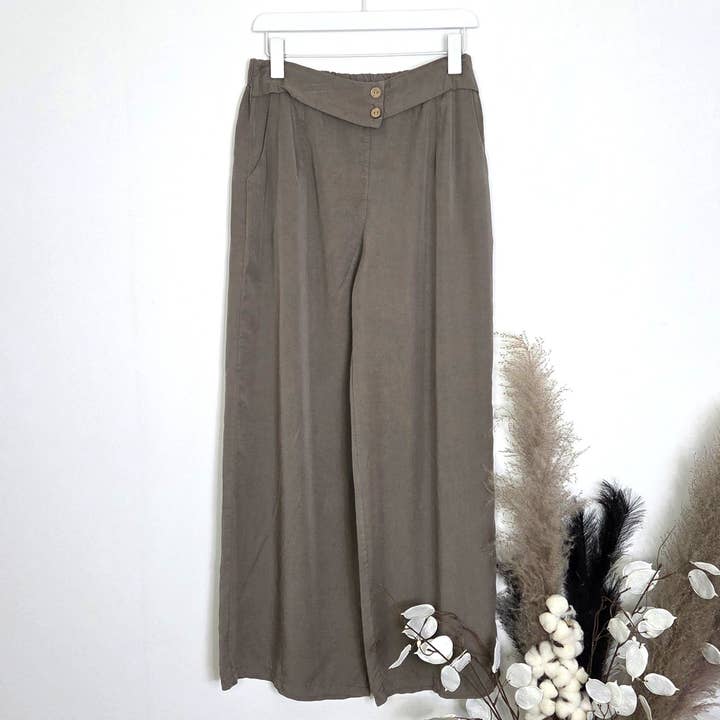 Tempest Designs – wholesale Pants – Women's – Lovely lyocell fabric straight leg trousers with button detail and pockets (M-L)3