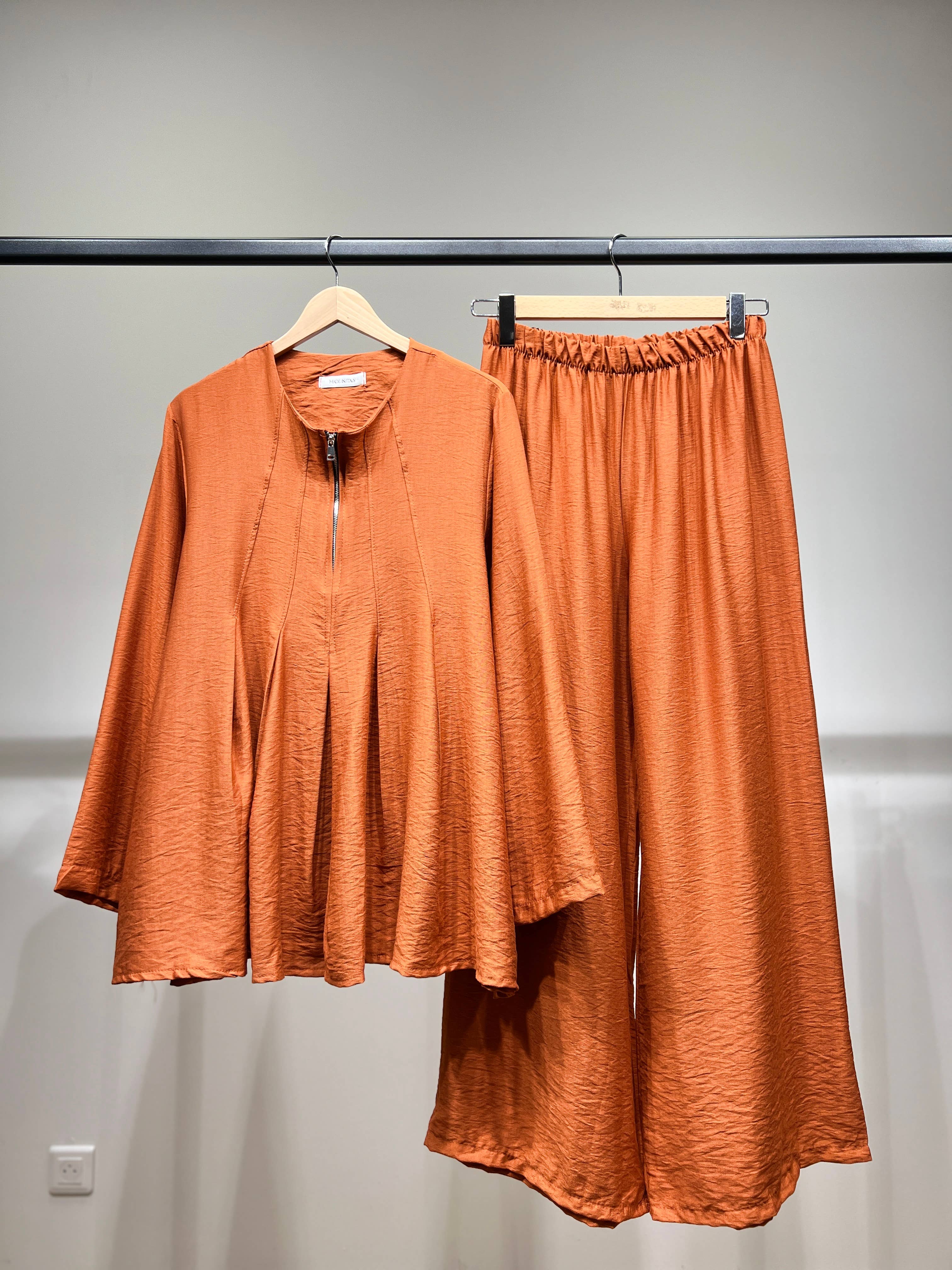 L'Emotion - Wholesale Tunic - Women's - Pleated Viscose Nylon Zip Collar Top & Pants Set1