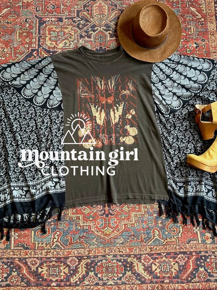 Mountain Girl Clothing – Poncho - Mulher por atacado – Poncho com mistura de tecidos reaproveitados e camisetas gráficas2