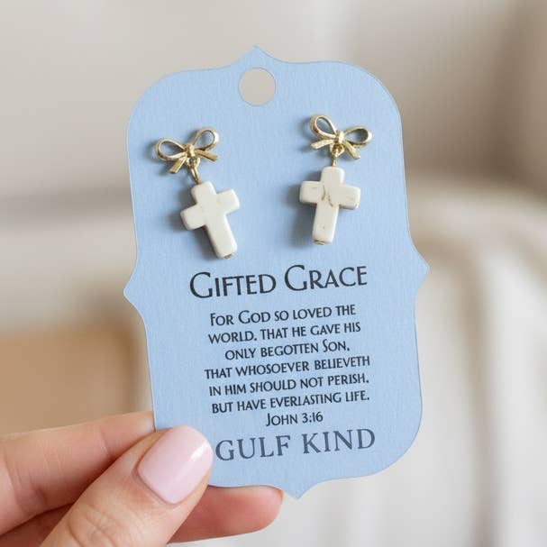 Boucles d'oreilles croix douées Grace – Clous croix pendants nœud doré pour la vente par Gulf Kind