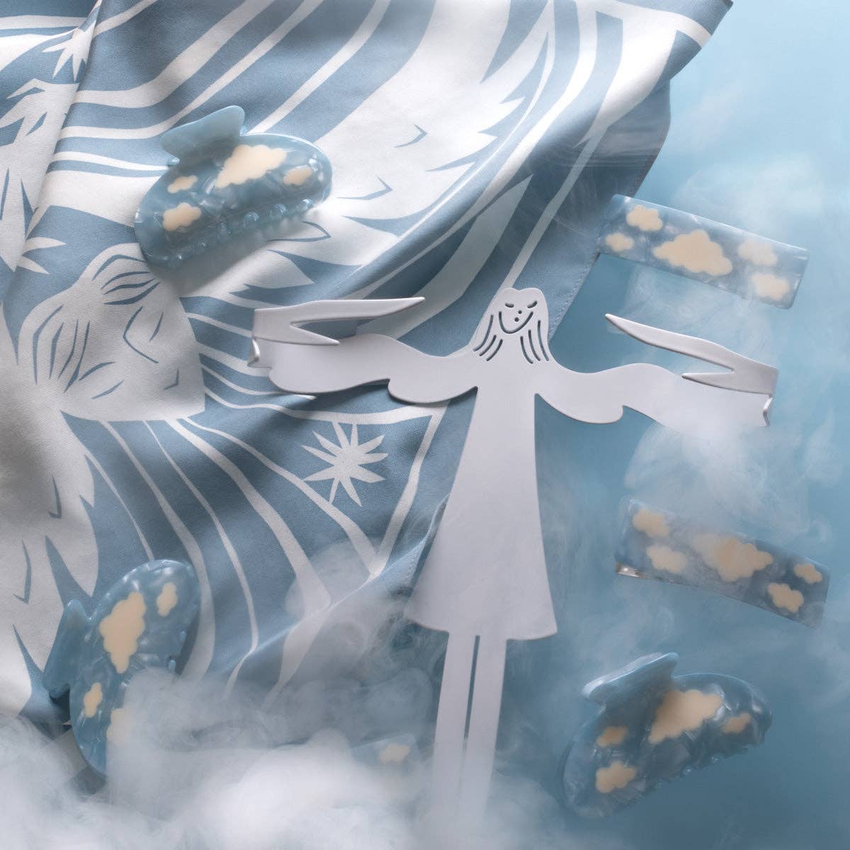 WINONA IRENE – Großhandel Haarclip – Damen – Lucy Haarspange aus Azetat in Himmelblau mit weißen Wolken5