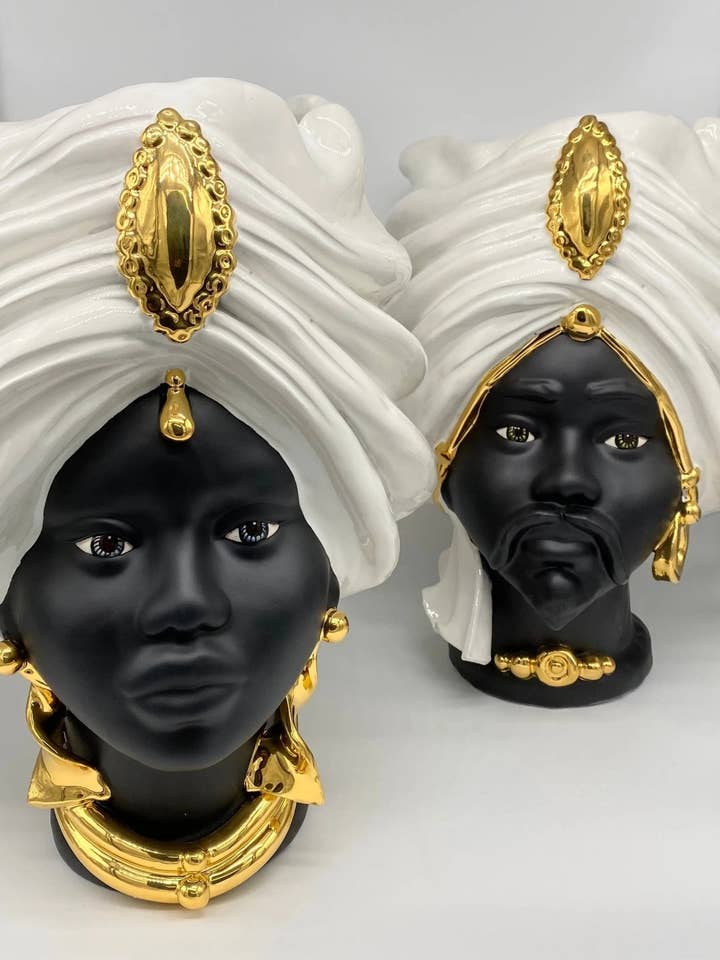 Teste di Moro Athena Caltagirone Cerámica cm H.40 L.28 Artesanal Blanco Negro Oro para venta al por mayor de DD Ceramiche Siciliane