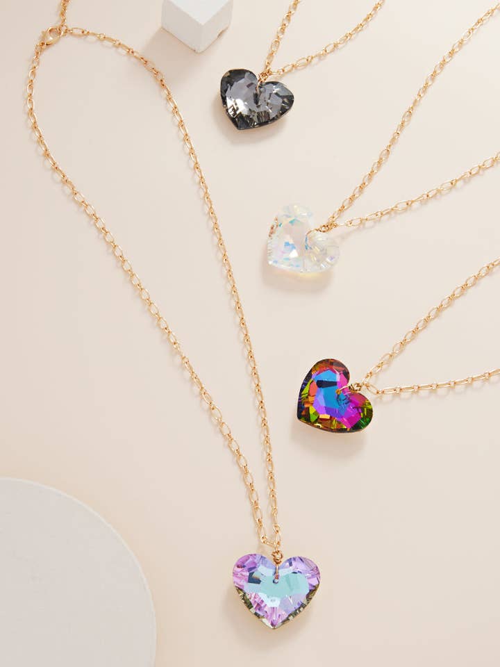 Collier court avec grande pierre en verre en forme de cœur pour la vente par Designature New York