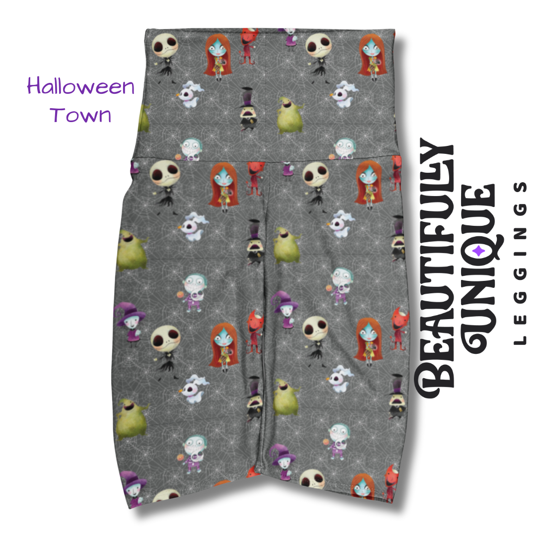 Beautifully Unique® Bootique - Vente Short de sport – femme - Shorts de cyclisme Halloweenie Town (Exclusif) - Shorts de vélo vibrants de haute qualité faits à la main1
