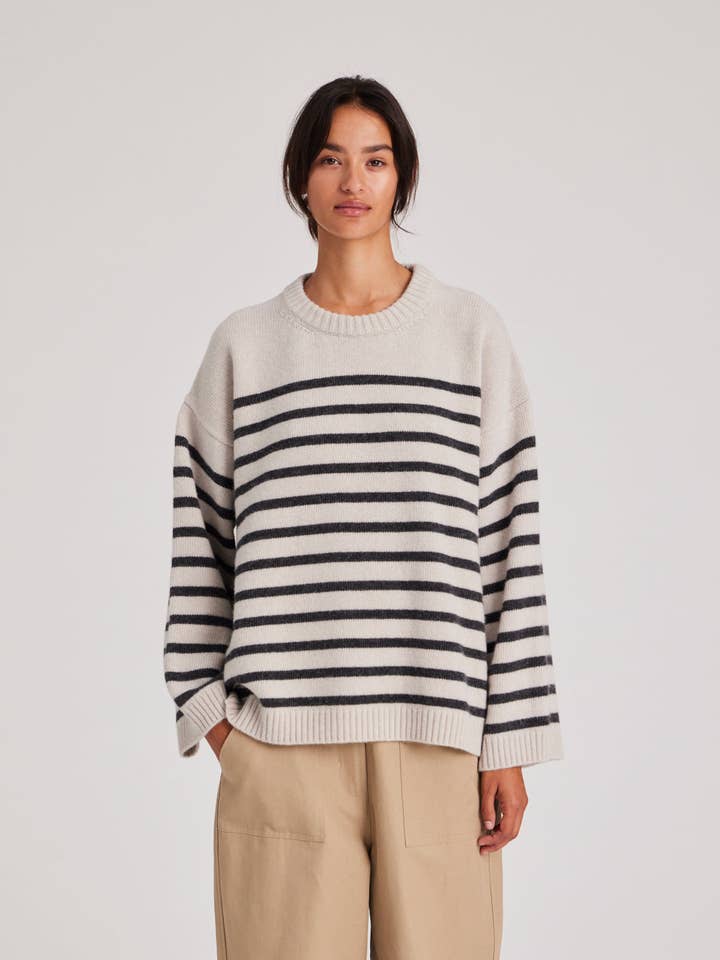 Maglione in Lana d'Agnello a Righe Barbera - Fossile dell'Isola / Righe Grigio Scuro per la vendita all'ingrosso da parte di gai-lisva