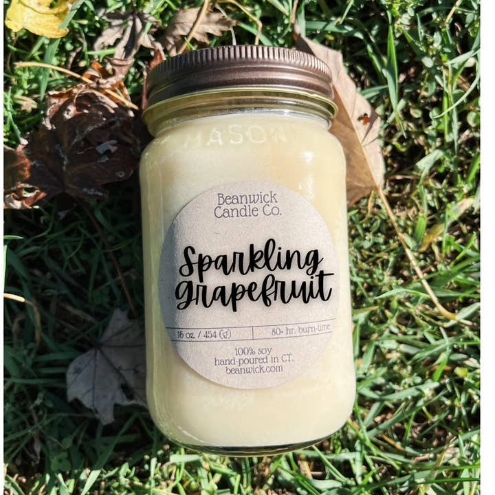 Bougie de soja au pamplemousse scintillant dans un pot Mason, cadeau unique pour la vente par Beanwick Candle Co.