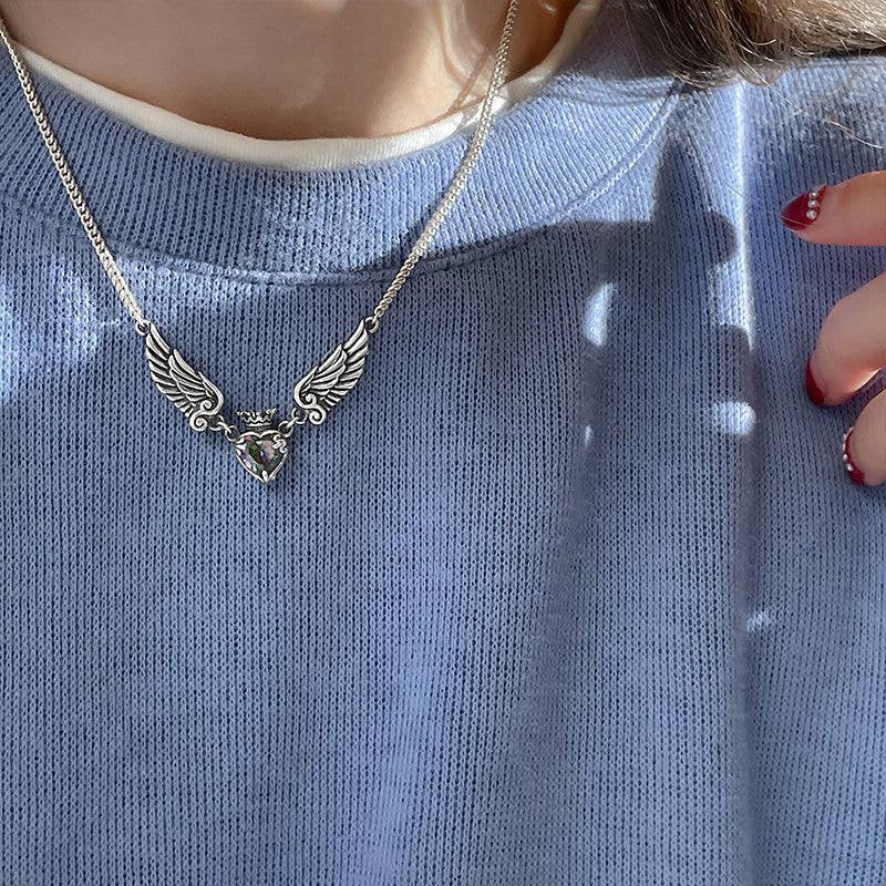 Gemscape UK - Venta al por mayor Collares con colgantes/abalorios - Collar en forma de corazón con alas oxidadas en plata4