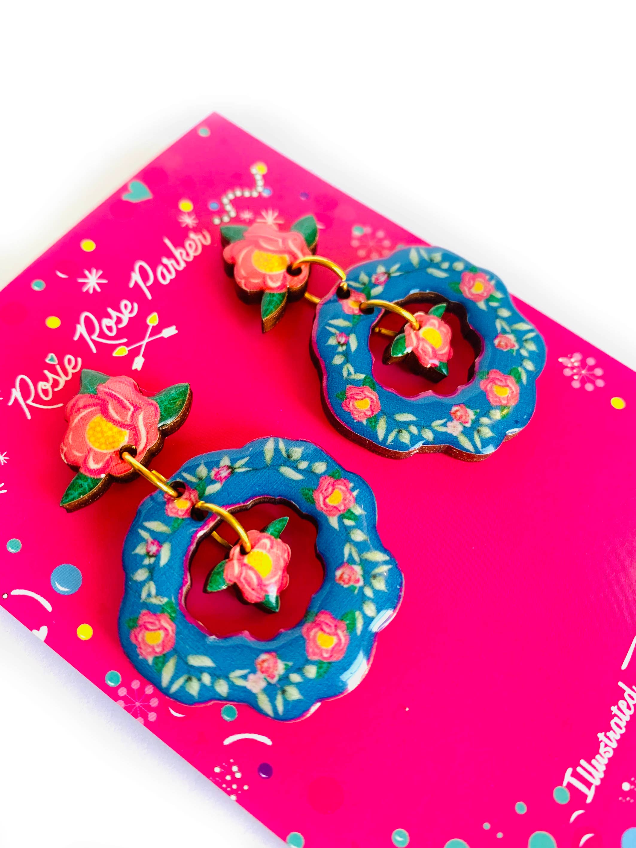 Rosie Rose Parker – Großhandel Ohrhänger – Blumige Statement-Ohrhänger mit blauen Blumen für den Sommer5