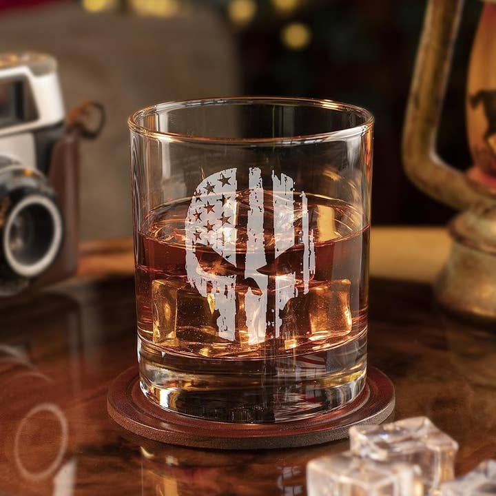 Old Southern Brass - Vendita all'ingrosso Bicchieri da cocktail/superalcolici - Bicchiere da whisky Punisher Skull American Flag, capacità 10 oz
