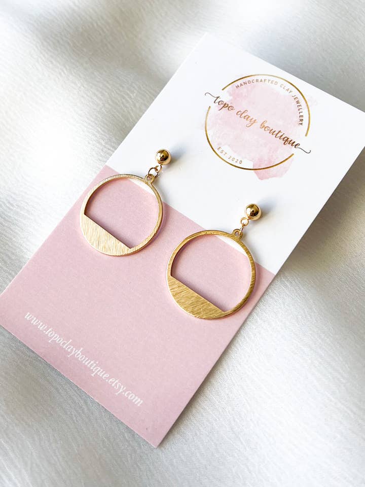 Brincos escovados em ouro por atacado de Topo Clay Boutique