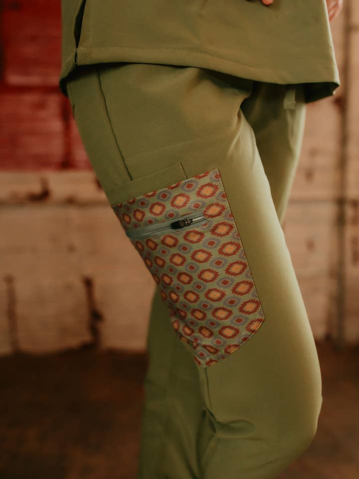 Pantaloni aztechi verde oliva per la vendita all'ingrosso da parte di Spurrin' Scrubs