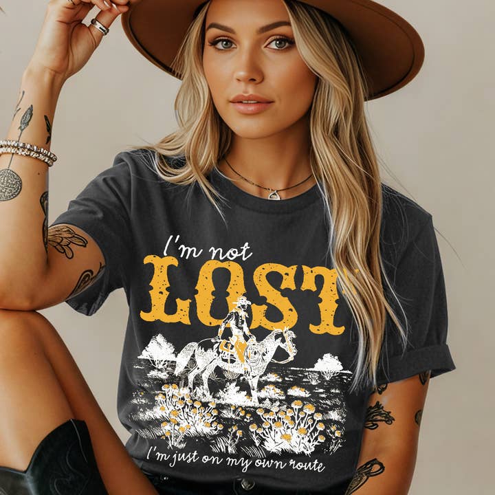 Camiseta holgada de manga corta con estampado gráfico de vaquera para mujer para venta al por mayor de Amused by Blue