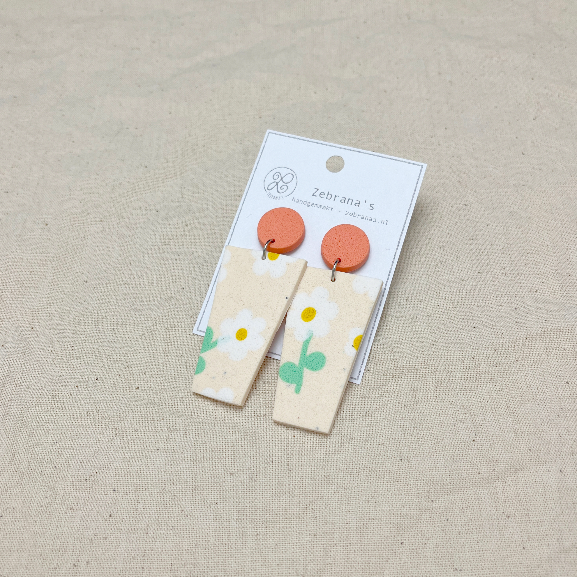 Zebrana’s – Großhandel Ohrhänger – Lange, auffällige Ohrringe aus Ton mit Blumenmotiv | Blütenrosa0