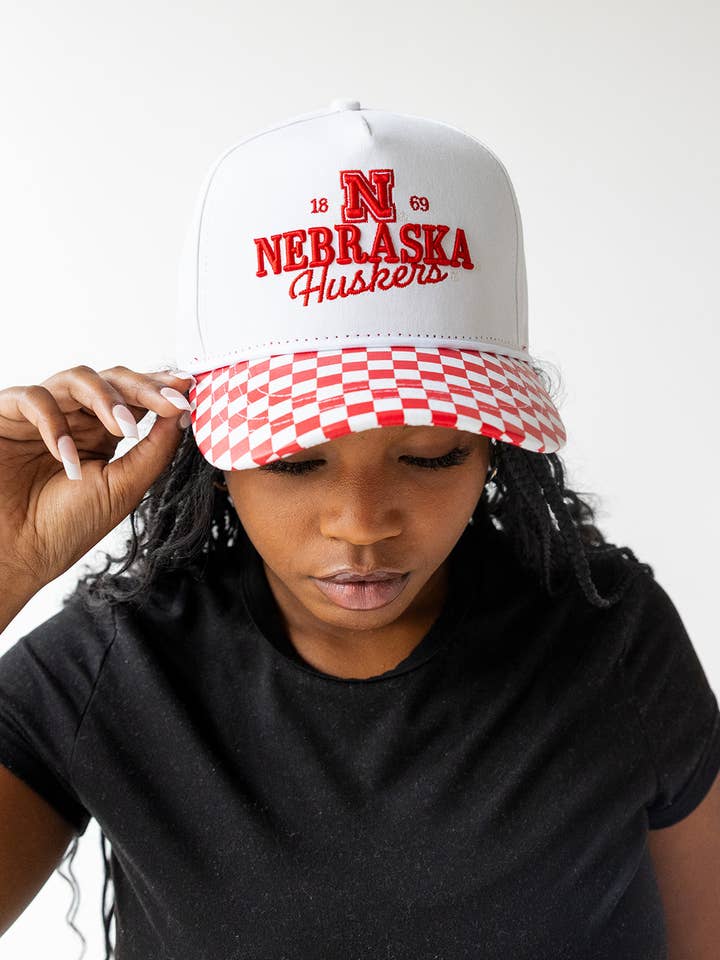 Cappello Trucker a Quadri in Tela Nebraska Albon per la vendita all'ingrosso da parte di Gameday Social Apparel Co.®