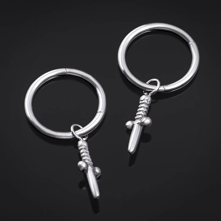 ASTM F136 Titanium Zilveren Clicker Neusring Met Zwaard Hanger voor wholesale door Custom Plugs