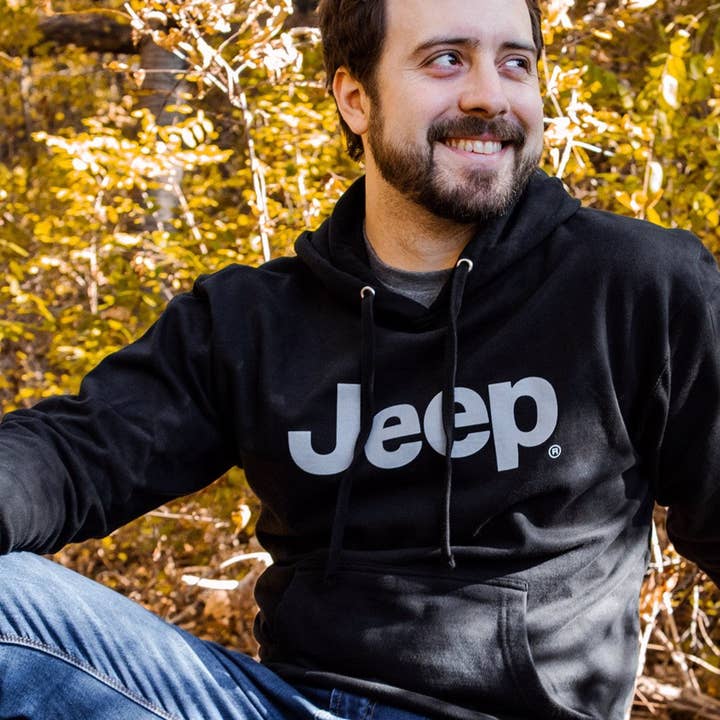 Felpa con cappuccio oscurante Jeep® Text da uomo - Nera per la vendita all'ingrosso da parte di Detroit Shirt Co.