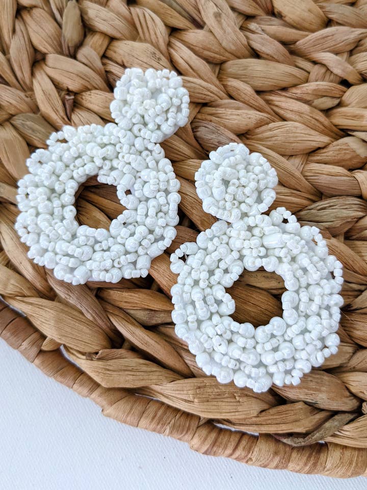 Pendiente en forma de O con cuentas blancas para venta al por mayor de Salipop LLC