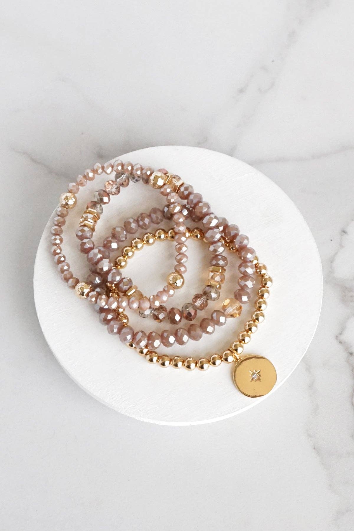 PennyLine inc - Vente Bracelets à breloques/pendentifs - Ensemble de bracelets en perles, pièce d'or, perles métalliques en verre rose poudré scintillant