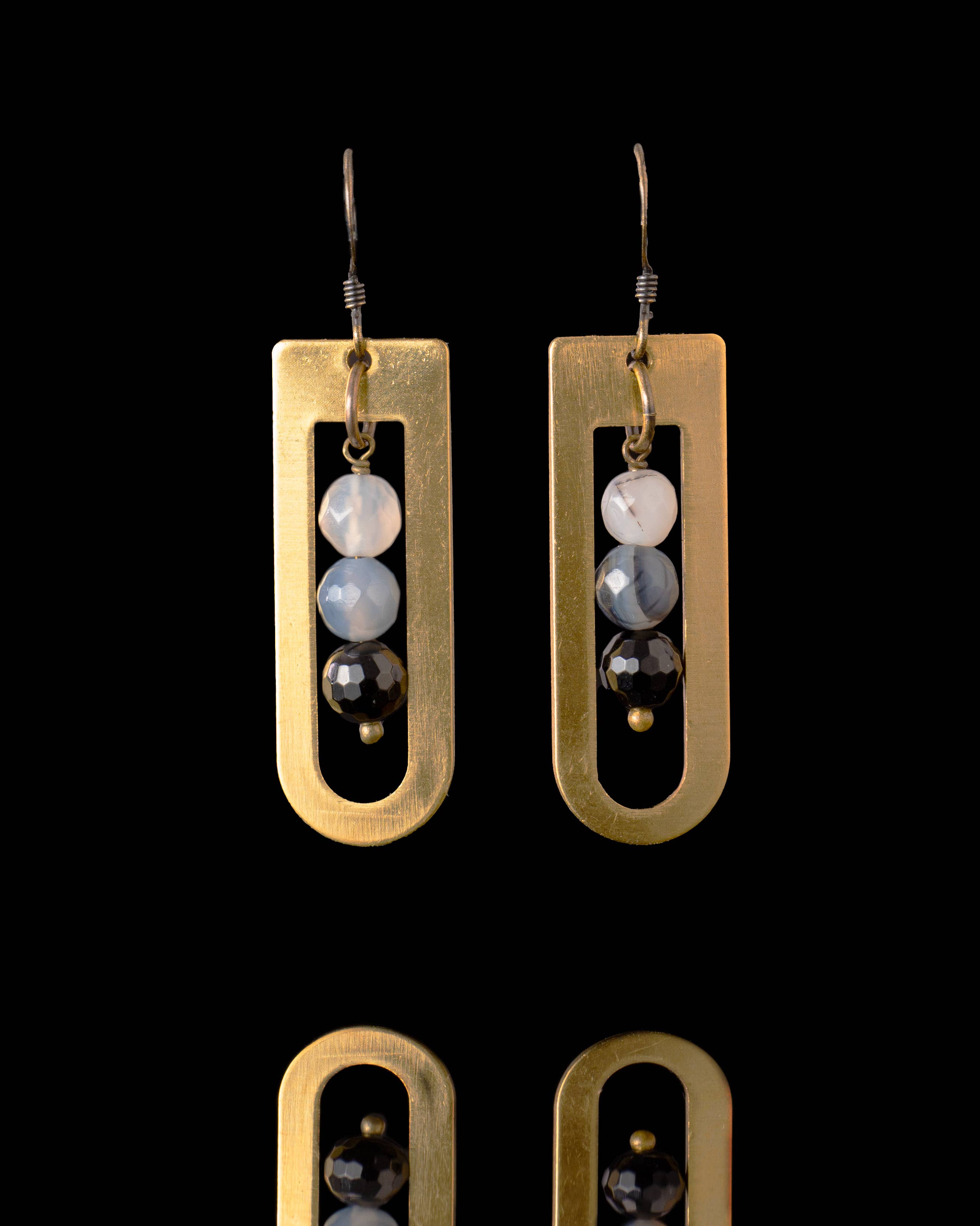 Edgy Petal Jewelry – wholesale Hängande örhängen – Onyx Cream och grå moderna örhängen för kvinnor