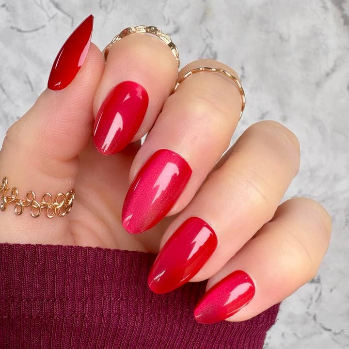 (Copie) Œil de chat - Amande courte rouge pour la vente par Doobys Nails
