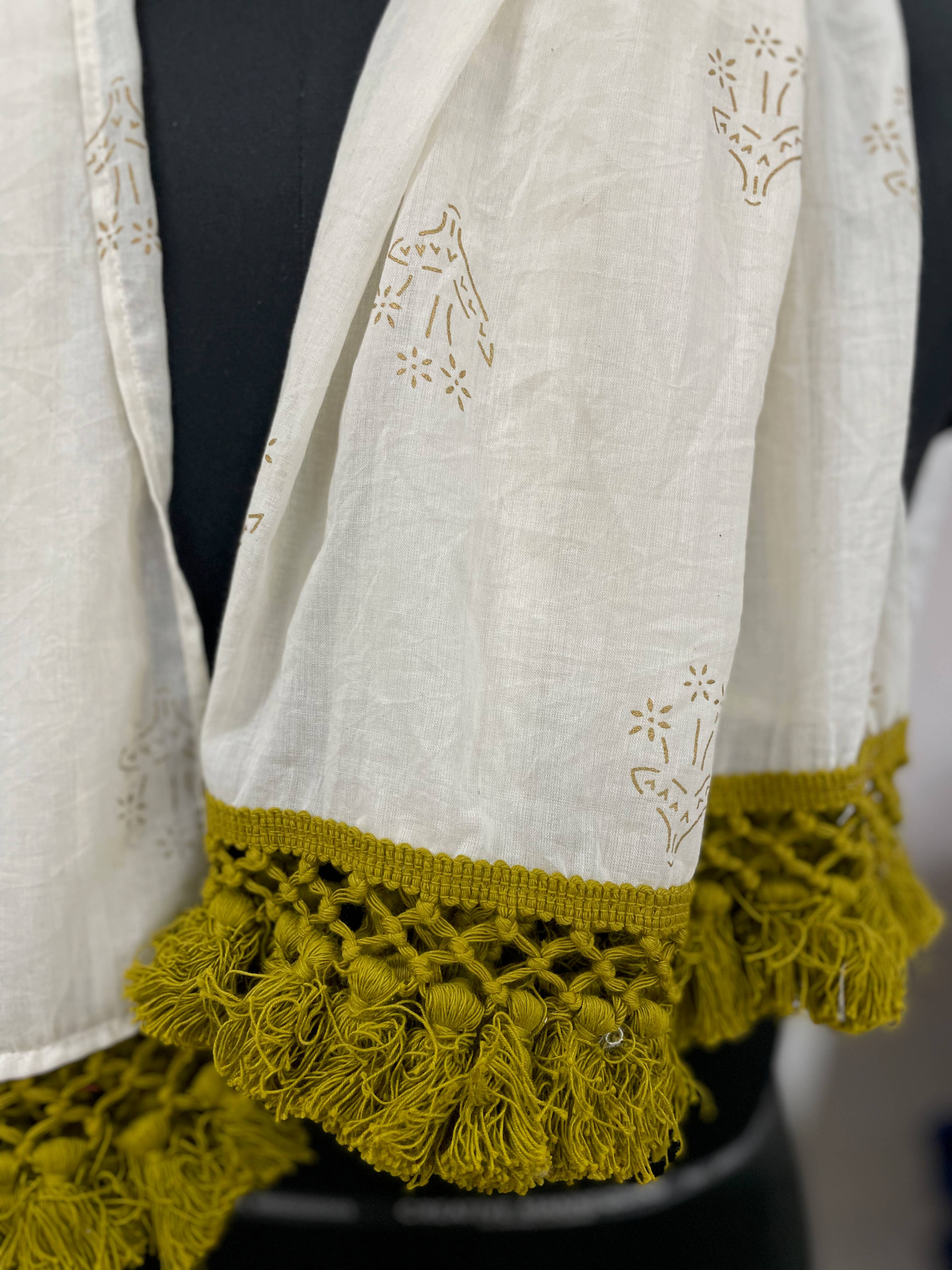 Sewing New Futures, Inc - Venta al por mayor Bufanda - Mujer - Bufanda larga de algodón crema-dorado4