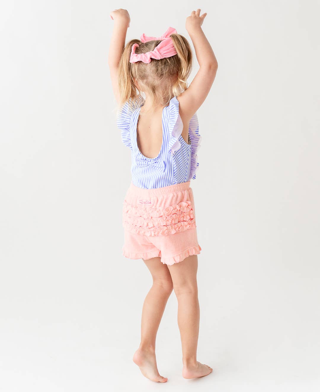 RuffleButts + RuggedButts – Engroshandel Badedragt - Børn – Pigernes periwinkleblå seersucker vandfaldsbadedragt i ét stykke5