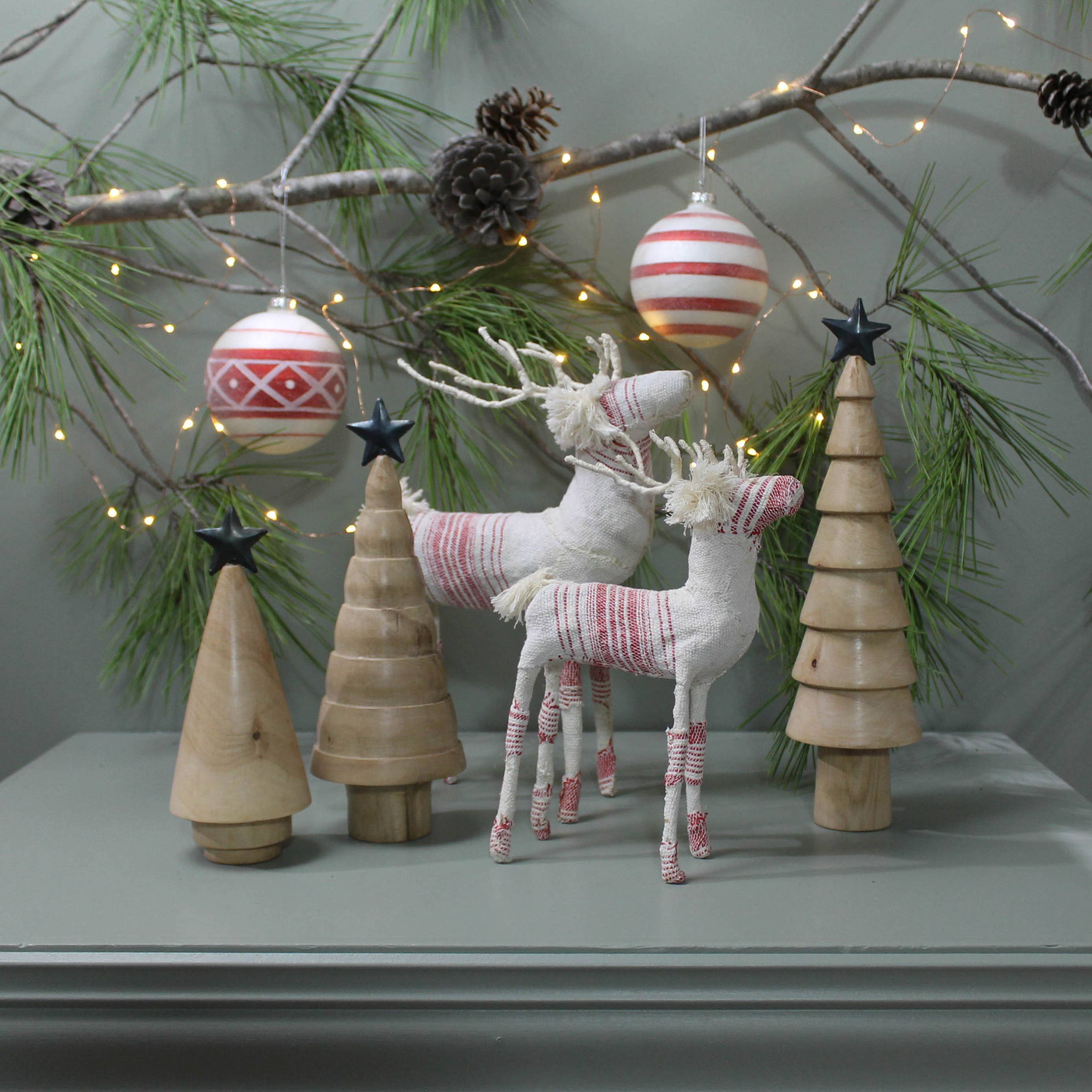 HomArt – wholesale Juldekoration – Nord Stag, Röd & Vit - Med2