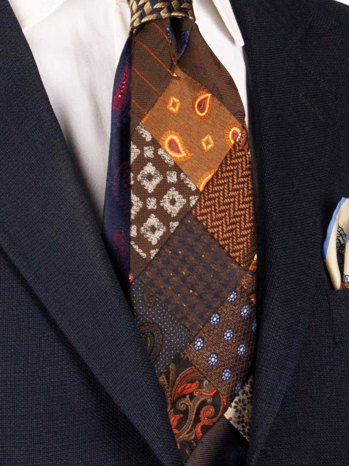 Patchwork-Mosaik-Krawatte aus brauner Seide mit mehrfarbigem Muster PM973 für den Großhandel von Graffeo Cravatte