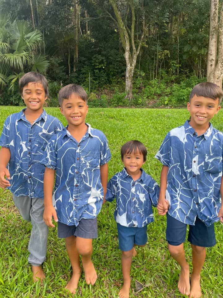 T-shirt Aloha Keiki Boys en Kalo Blues pour la vente par Paradise Now Hawaiʻi