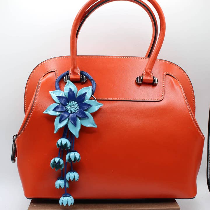 Sunflower Handmade leather inc – Engroshandel Taske krog/ophæng - Dame – Nøglering med læderblomst taskevedhæng pungvedhæng4